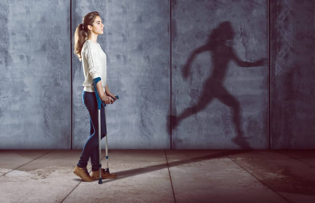 Verletzte Frau mit rennendem Schatten